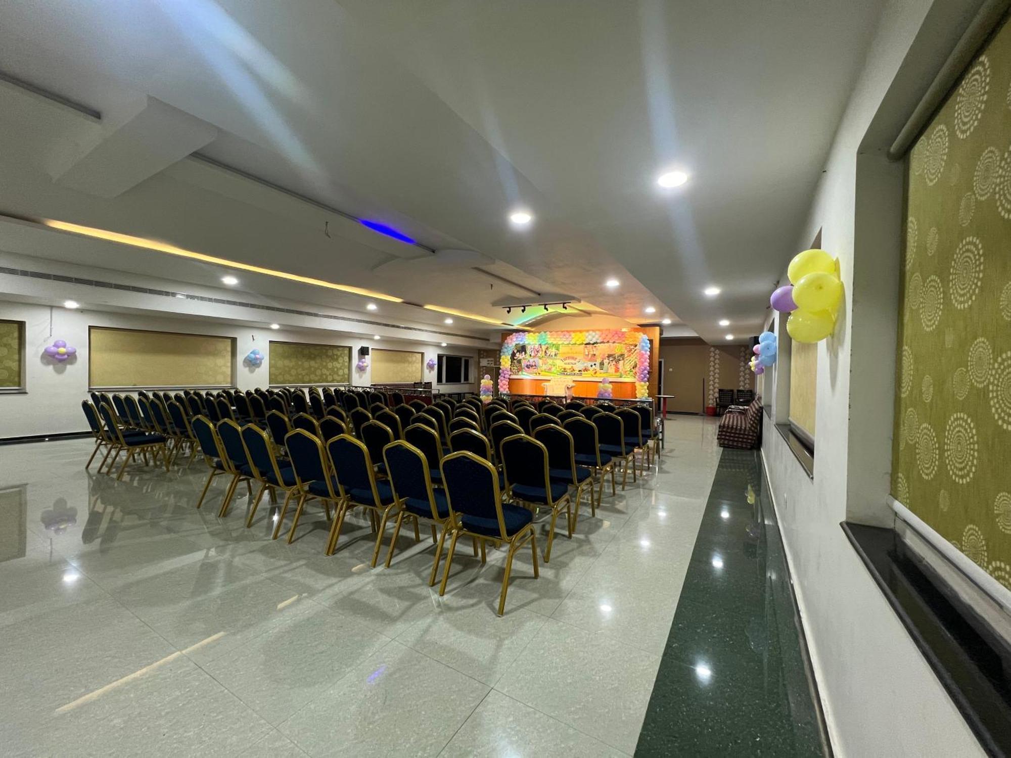 Varada Nagavali Hotel Srikakulam Bagian luar foto
