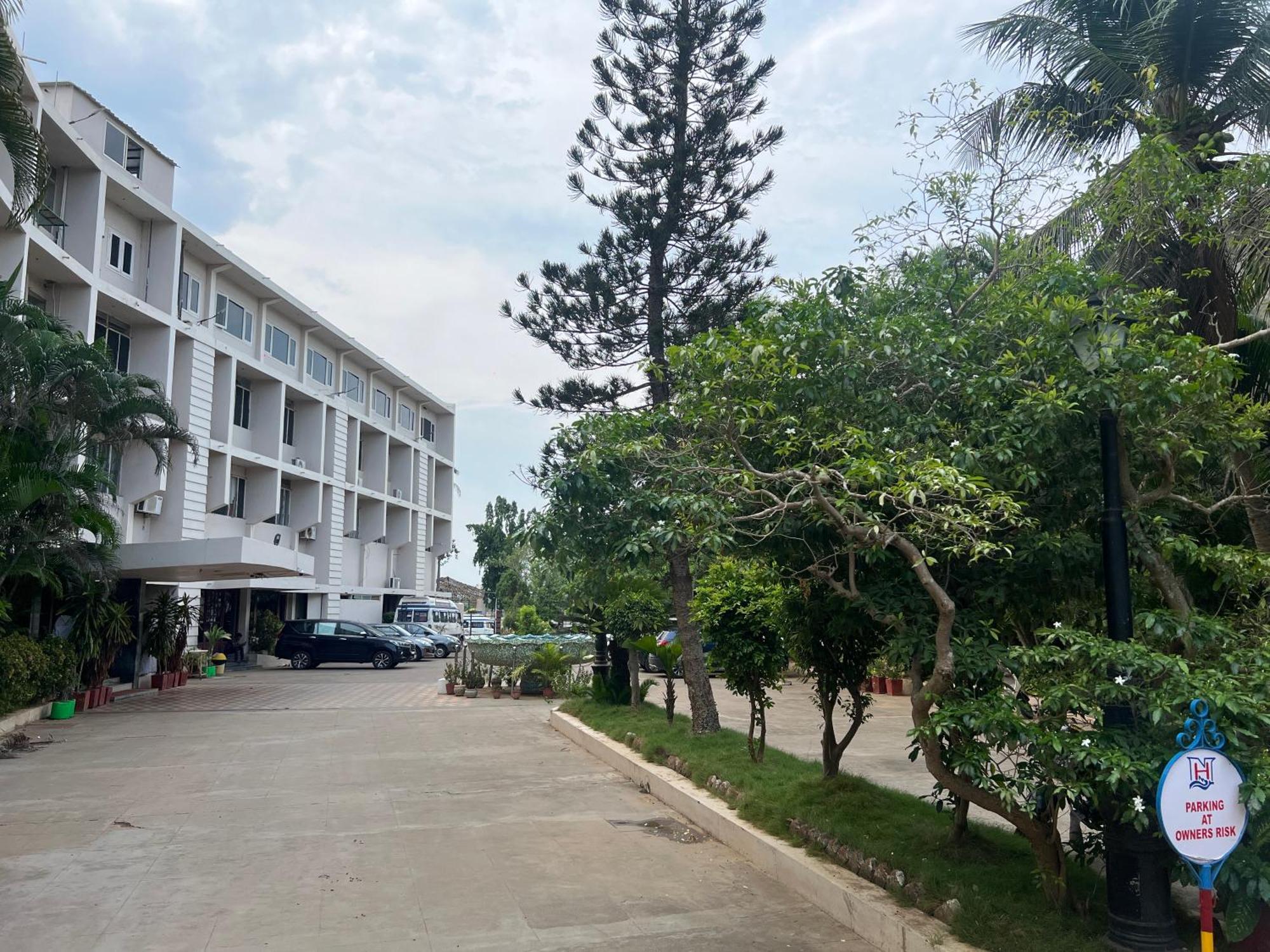 Varada Nagavali Hotel Srikakulam Bagian luar foto
