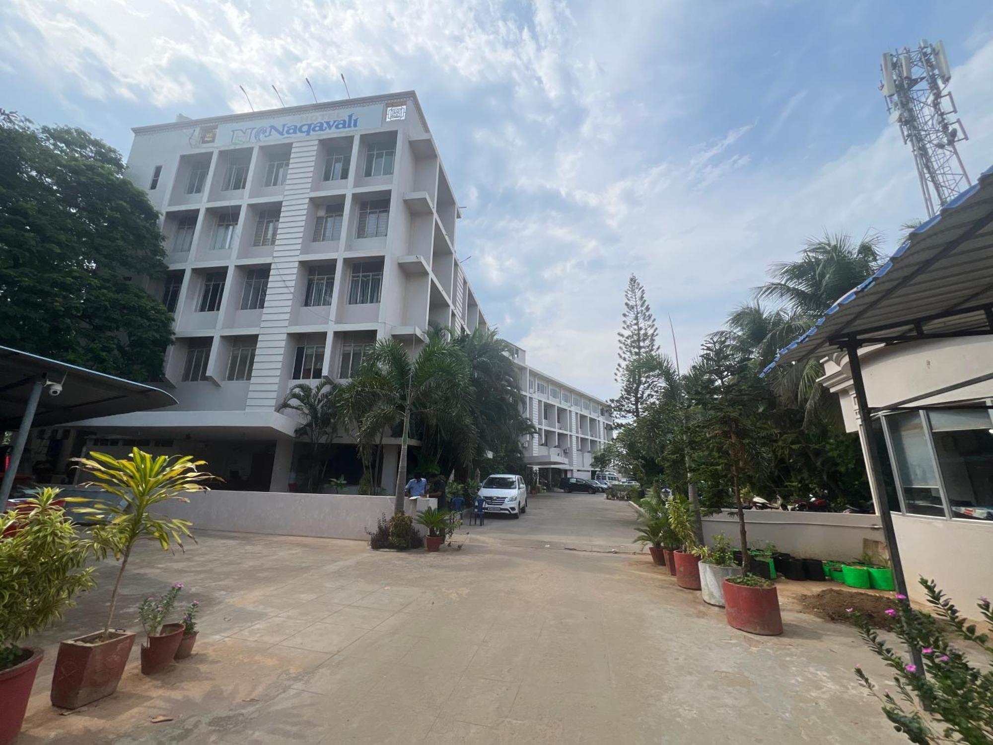 Varada Nagavali Hotel Srikakulam Bagian luar foto